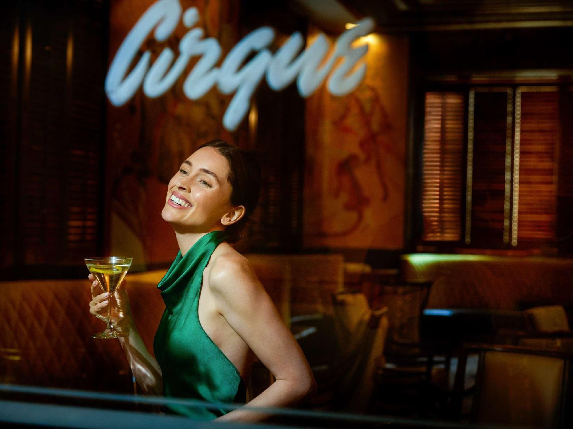 페어몬트 샌프란시스코 외부 사진 A woman at Cirque nightclub