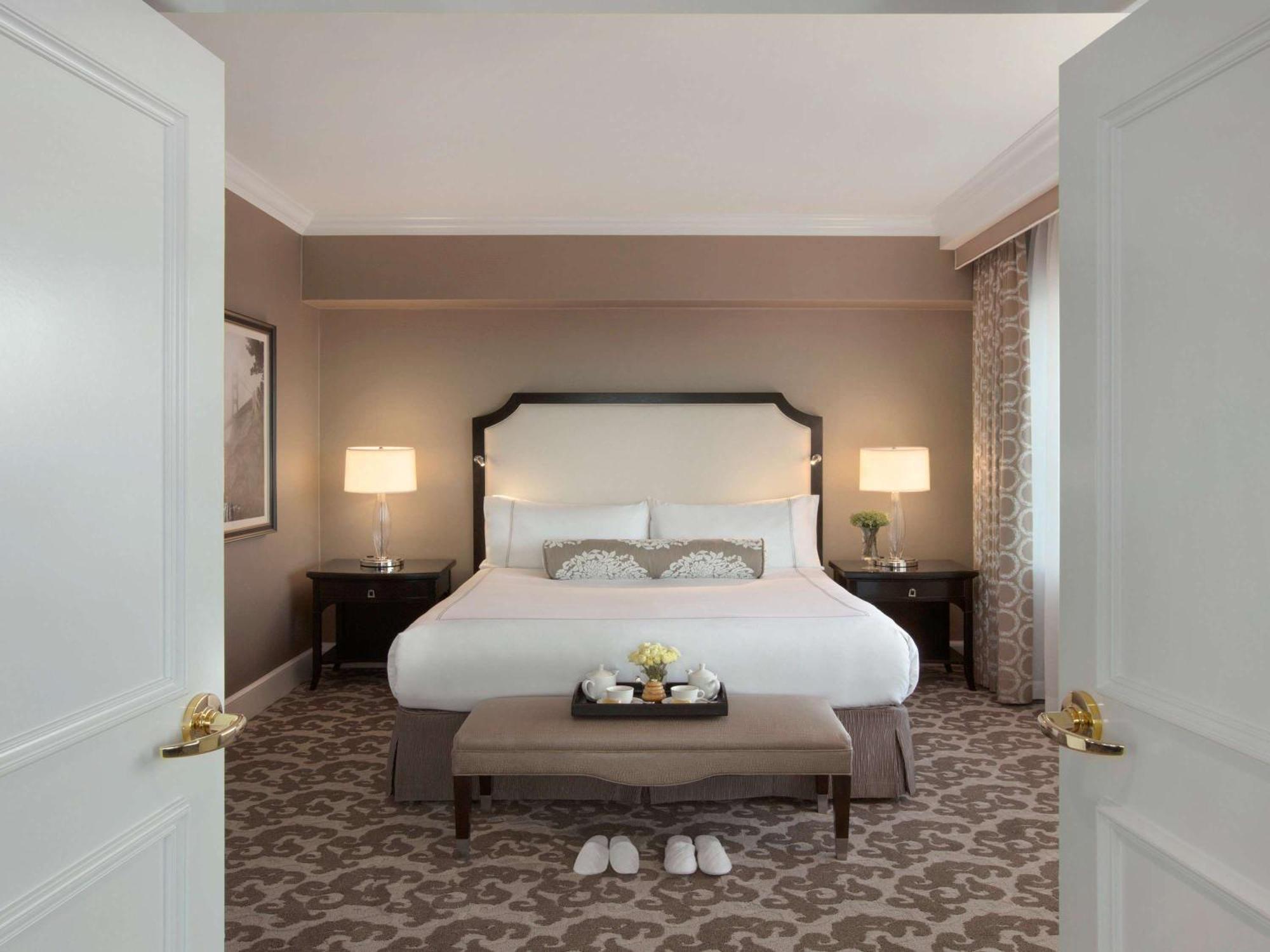 페어몬트 샌프란시스코 외부 사진 A bedroom at The Ritz-Carlton, Boston