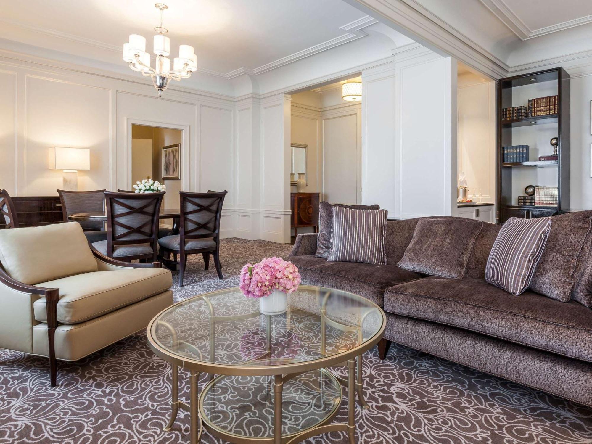 페어몬트 샌프란시스코 외부 사진 A living room in a suite at The Ritz-Carlton, Boston